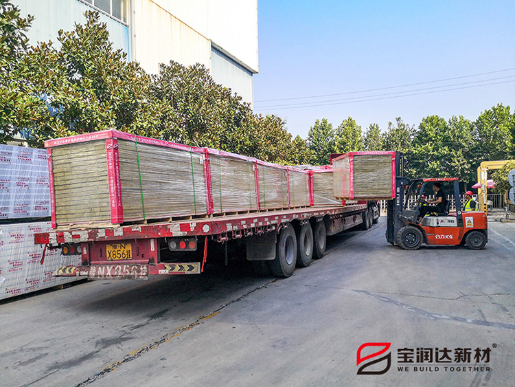 寶潤達巖棉外墻一體板裝車(chē)發(fā)往連云港