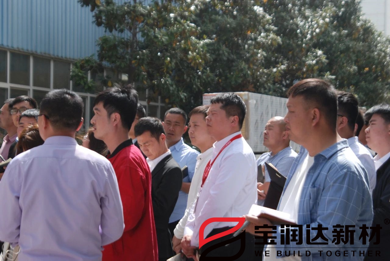 寶潤達軟瓷產(chǎn)線(xiàn)負責人為大家講解